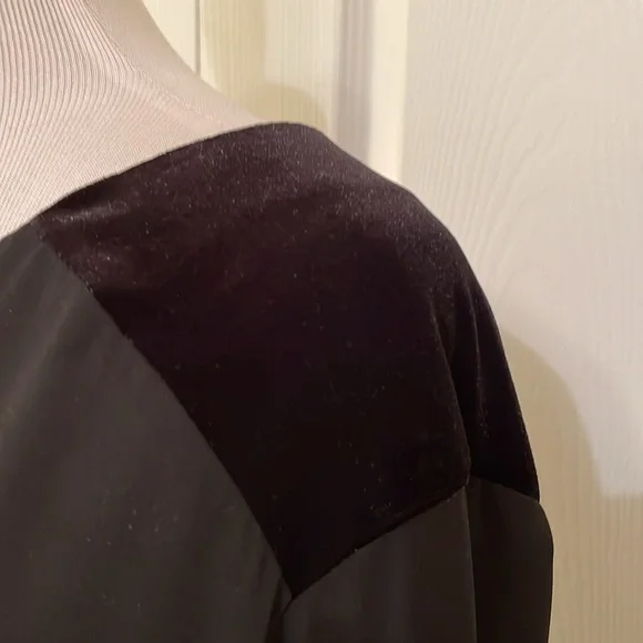 Ann Taylor black mixed media top size 8. - Picture 3 of 8